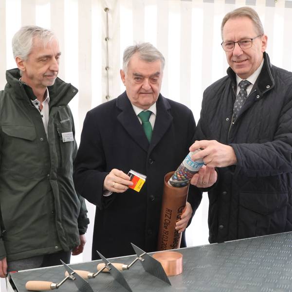 Oberbergs Landrat Jochen Hagt (r.), NRW-Innenminister Herbert Reul (M.) und Projektmanager Joachim Heda (l.) mit der Zeitkapsel.
