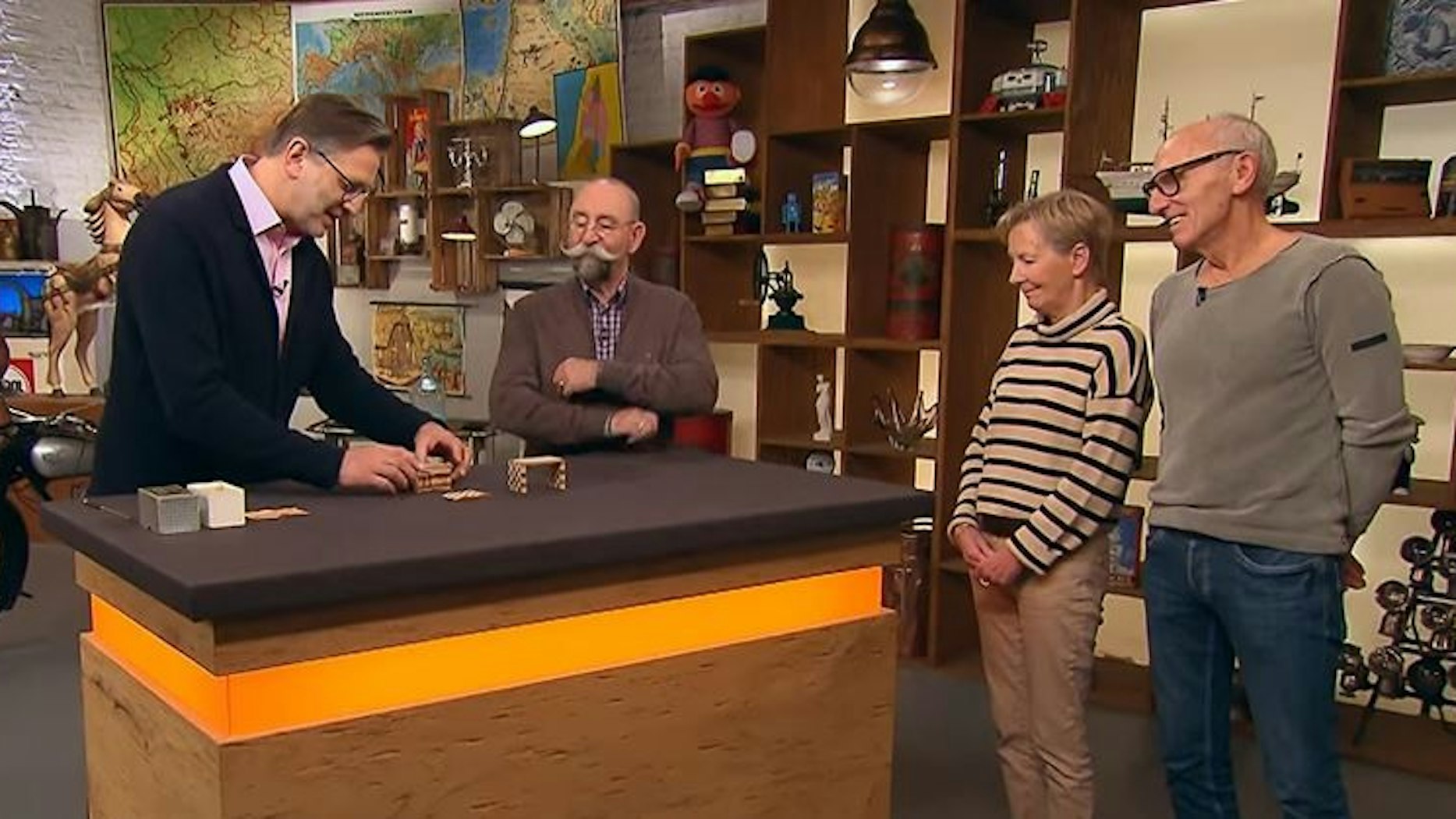 Experte Detlev Kümmel (v.l.) bei der „Bares für Rares“-Expertise mit Horst Lichter, Ruth Neumann und Helmut Köster.