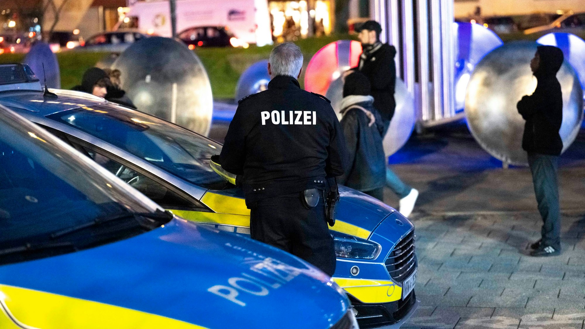 Auf dem Ebertplatz will die Polizei ab sofort „zu fast jeder Stunde des Tages“ präsent sein.
