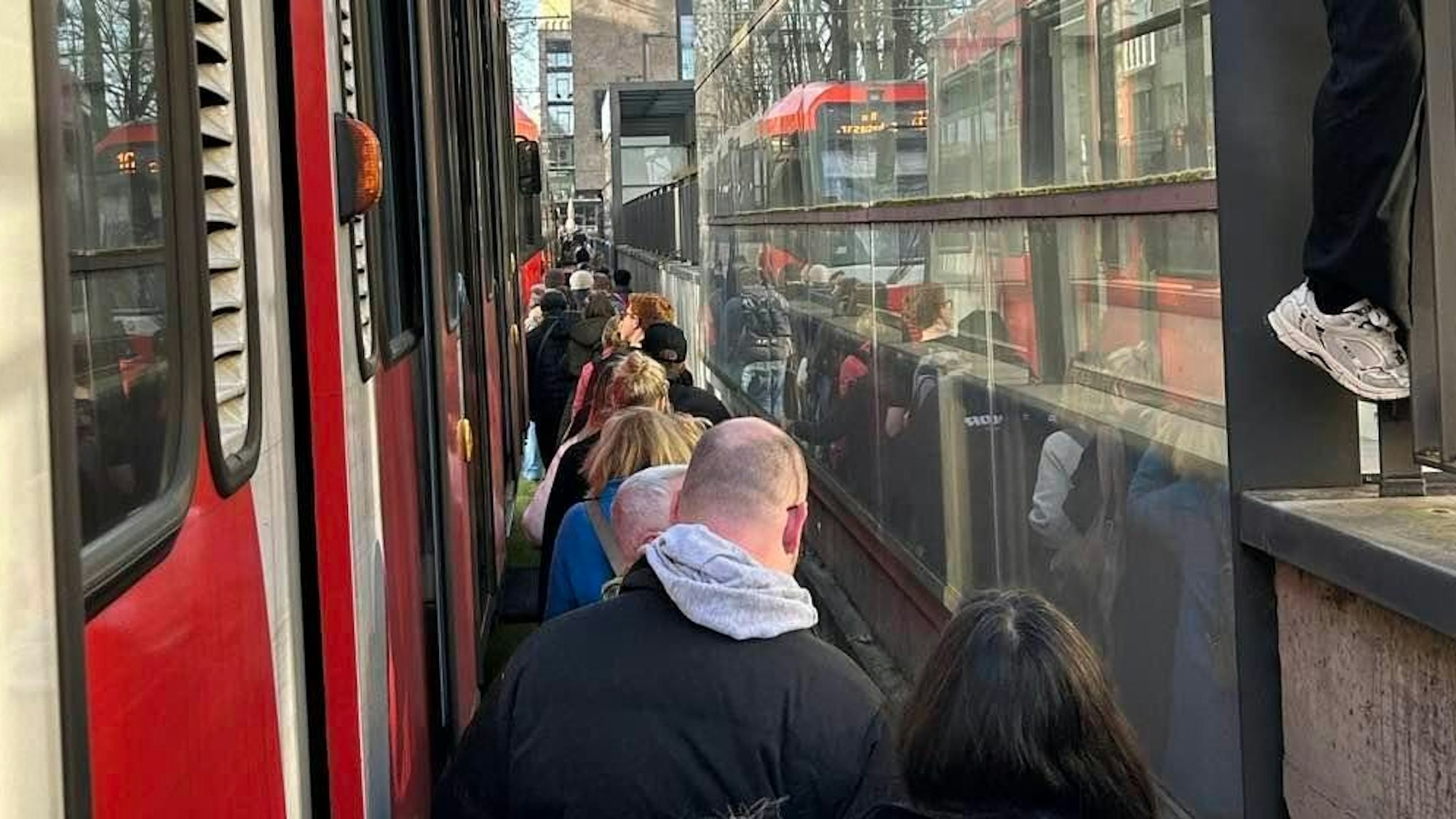 Gäste der KVB-Linie 16 verließen unter Aufsicht der KVB-Mitarbeiter die Bahn.