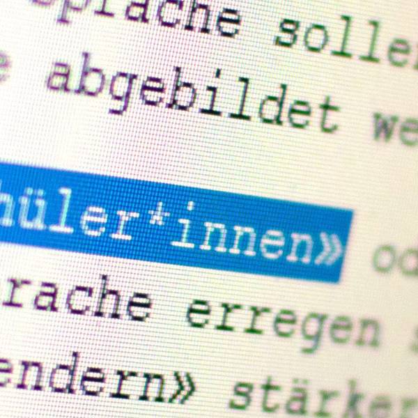 ARCHIV - 15.06.2020, Baden-Württemberg, Stuttgart: Auf einem Bildschirm ist das Wort «Schüler*innen» zu sehen. (zu dpa: «Bayern verbietet Gendersprache in Schulen, Hochschulen und Behörden») Foto: Gregor Bauernfeind/dpa +++ dpa-Bildfunk +++