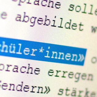ARCHIV - 15.06.2020, Baden-Württemberg, Stuttgart: Auf einem Bildschirm ist das Wort «Schüler*innen» zu sehen. (zu dpa: «Bayern verbietet Gendersprache in Schulen, Hochschulen und Behörden») Foto: Gregor Bauernfeind/dpa +++ dpa-Bildfunk +++