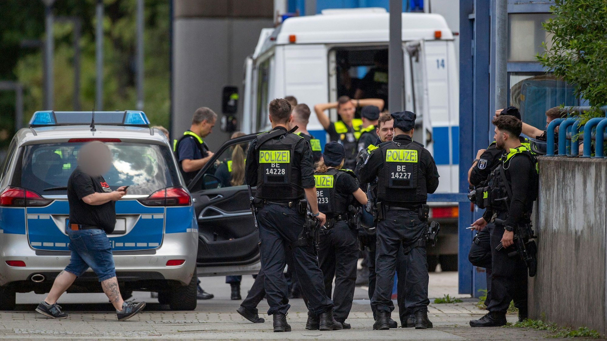 Die Polizei steht nach mehreren Notrufen im Juni 2023 vor einer Schule in Berlin Kreuzberg.