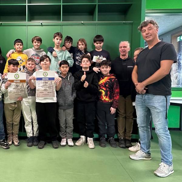 Das Foto zeigt die Klasse 5b der Realschule am Rhein mit ihren Urkunden.