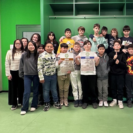 Das Foto zeigt die Klasse 5b der Realschule am Rhein mit ihren Urkunden.