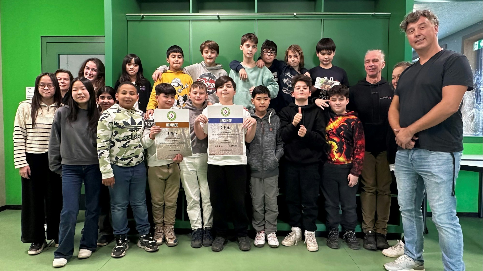 Das Foto zeigt die Klasse 5b der Realschule am Rhein mit ihren Urkunden.