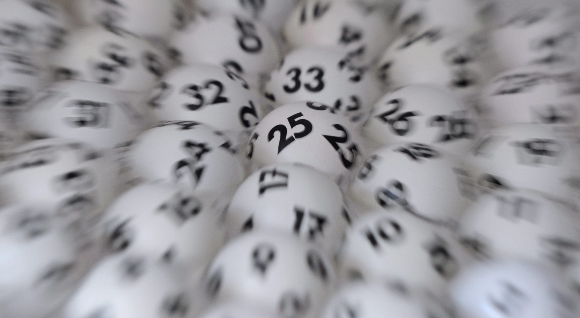 Lottokugeln liegen am 15.03.2011 in der Zentrale von Lotto Hessen in Wiesbaden in einem Ziehungsgerät.