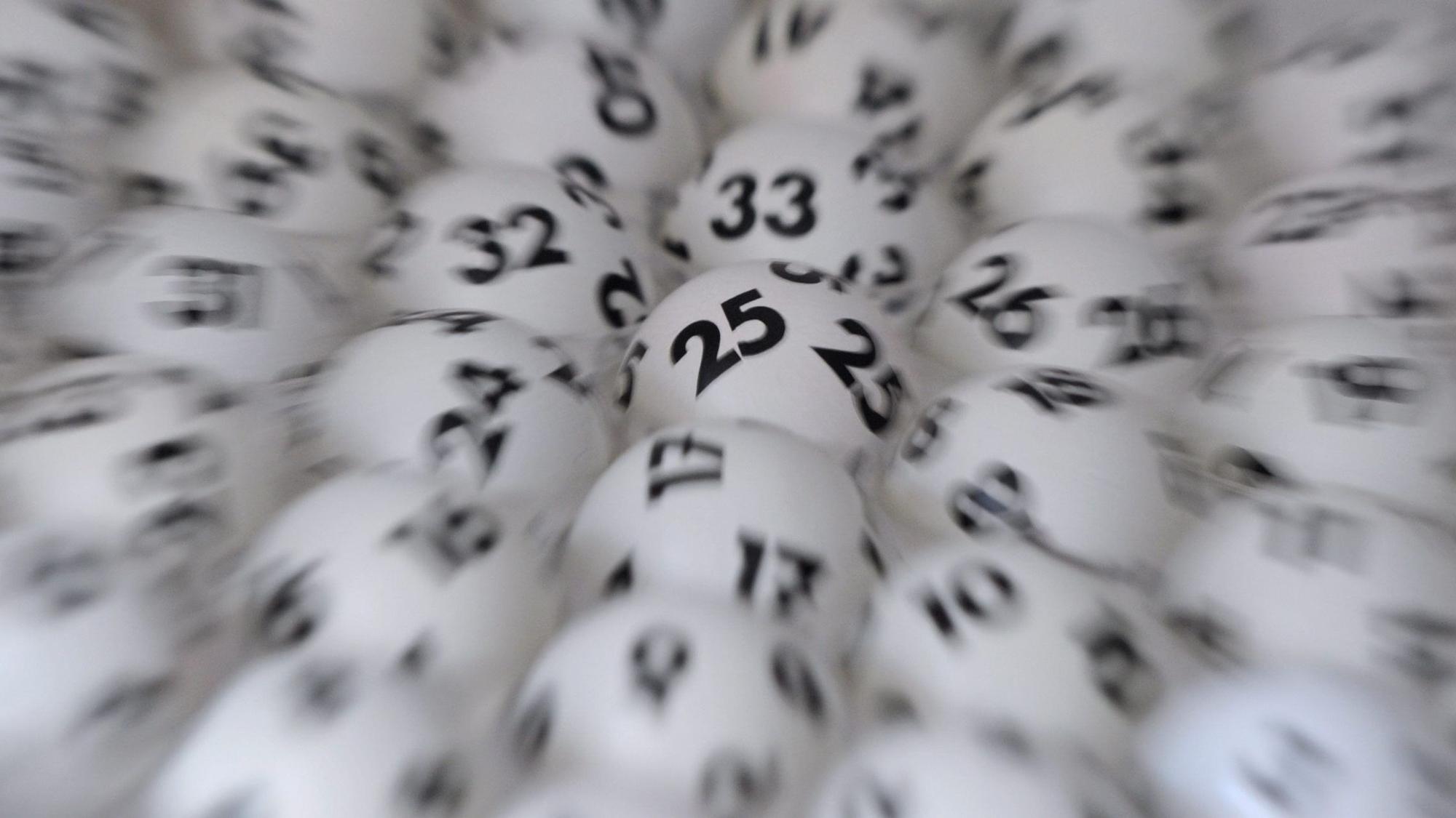Lottokugeln liegen am 15.03.2011 in der Zentrale von Lotto Hessen in Wiesbaden in einem Ziehungsgerät.