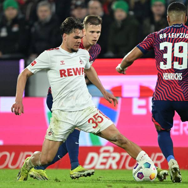 Kölns Max Finkgräfe (l) in Aktion gegen Leipzigs Dani Olmo (M) und Benjamin Henrichs.
