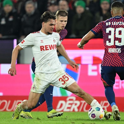 Kölns Max Finkgräfe (l) in Aktion gegen Leipzigs Dani Olmo (M) und Benjamin Henrichs.