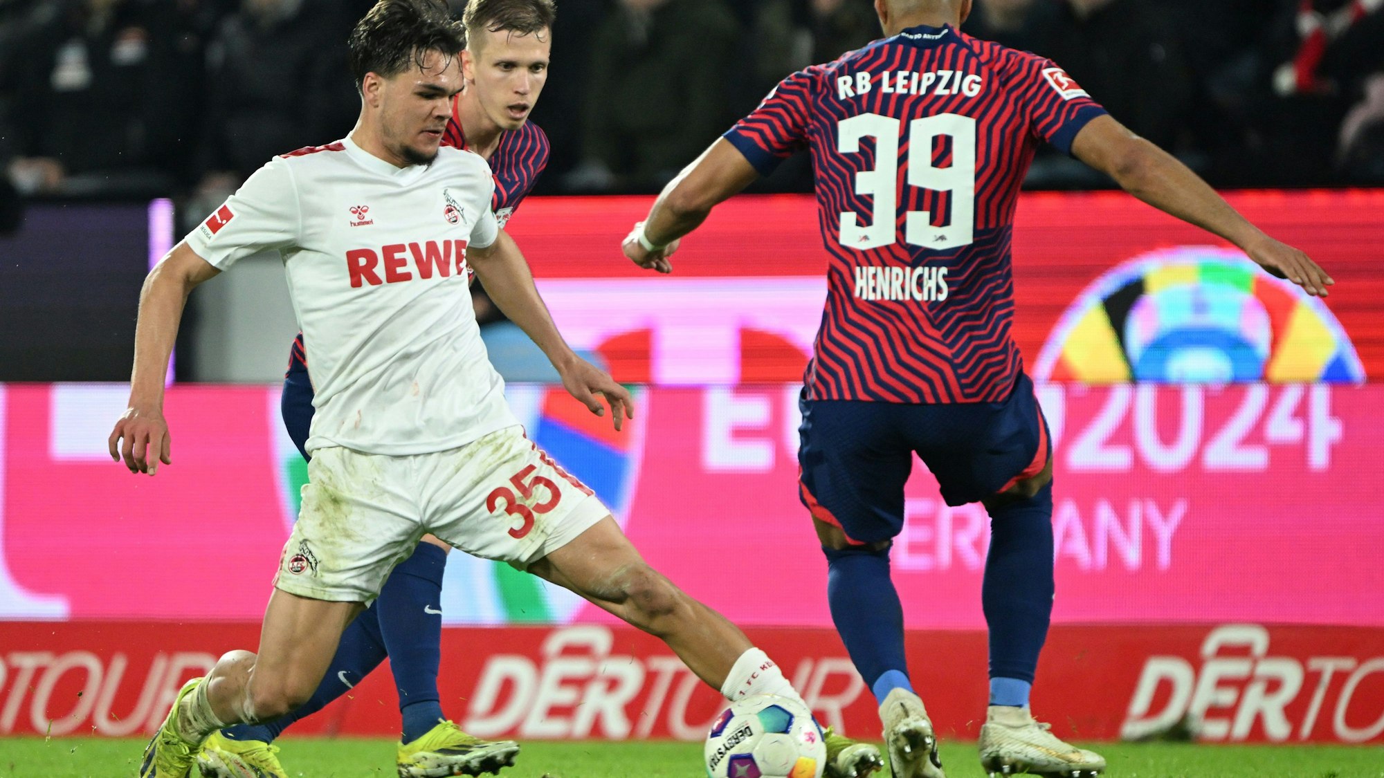 Kölns Max Finkgräfe (l) in Aktion gegen Leipzigs Dani Olmo (M) und Benjamin Henrichs.