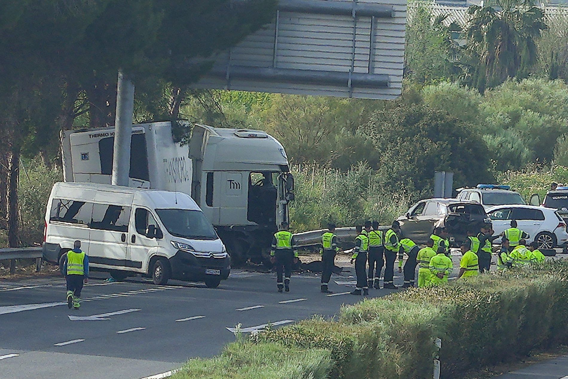dpatopbilder - 19.03.2024, Spanien, Sevilla: Rettungskräfte arbeiten an der Unfallstelle auf der Autobahn AP-4 unweit von Sevilla im Süden des Landes. Sechs Menschen wurden bei einer Verkehrskontrolle von einem Lkw überfahren und getötet. (Bestmögliche Qualität) Foto: Francisco J. Olmo/Europapress/dpa +++ dpa-Bildfunk +++