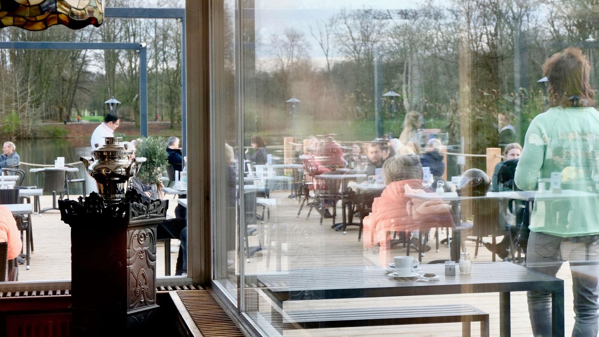 Blick aus dem Haus am See auf die neue Terrasse des Hauses am Decksteiner Weiher in Köln-Lindenthal.