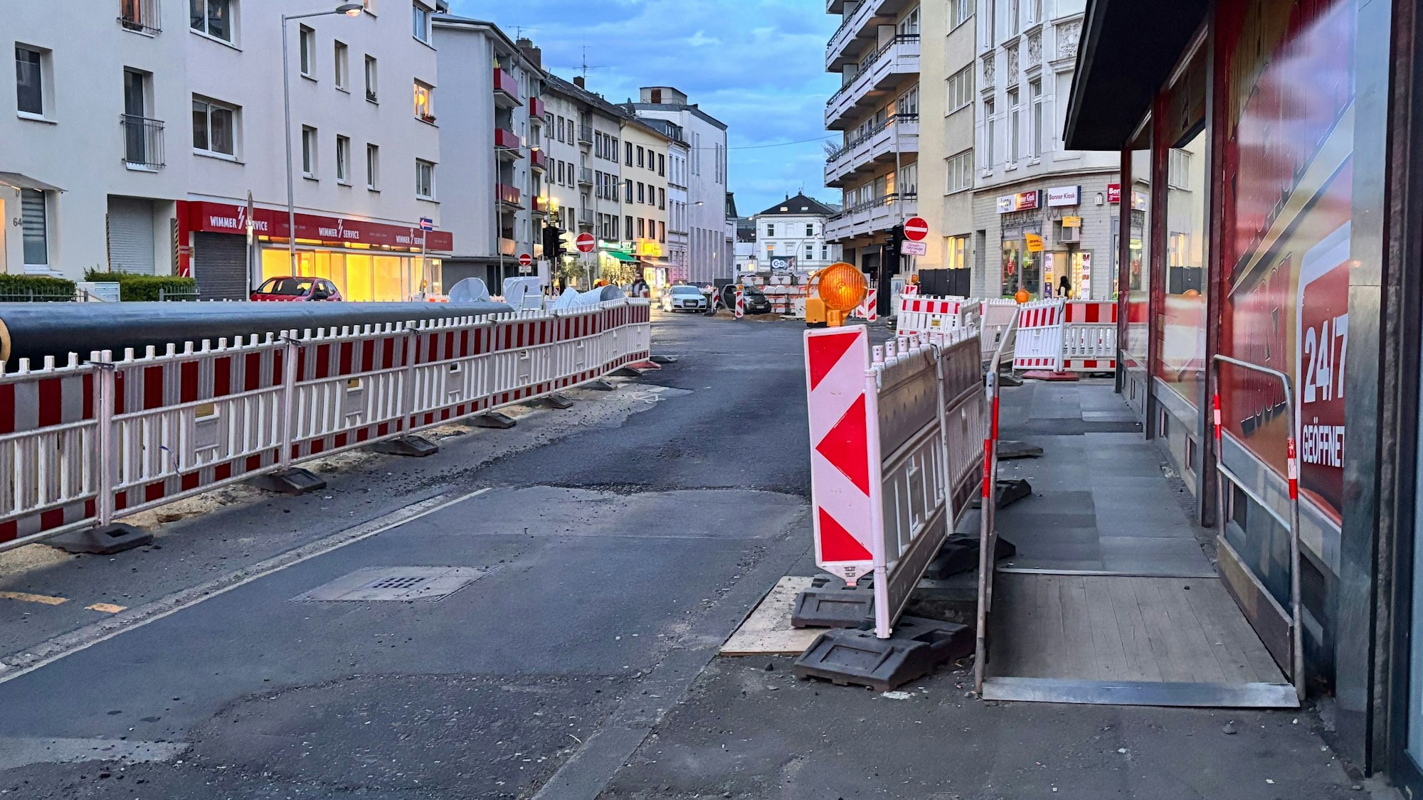 Die Fahrbahn an der Bornheimer Straße in Bonn ist offenbar abgesackt. Hier ist ein Ausschnitt der regulären Baustelle an der Bornheimer Straße zu sehen.