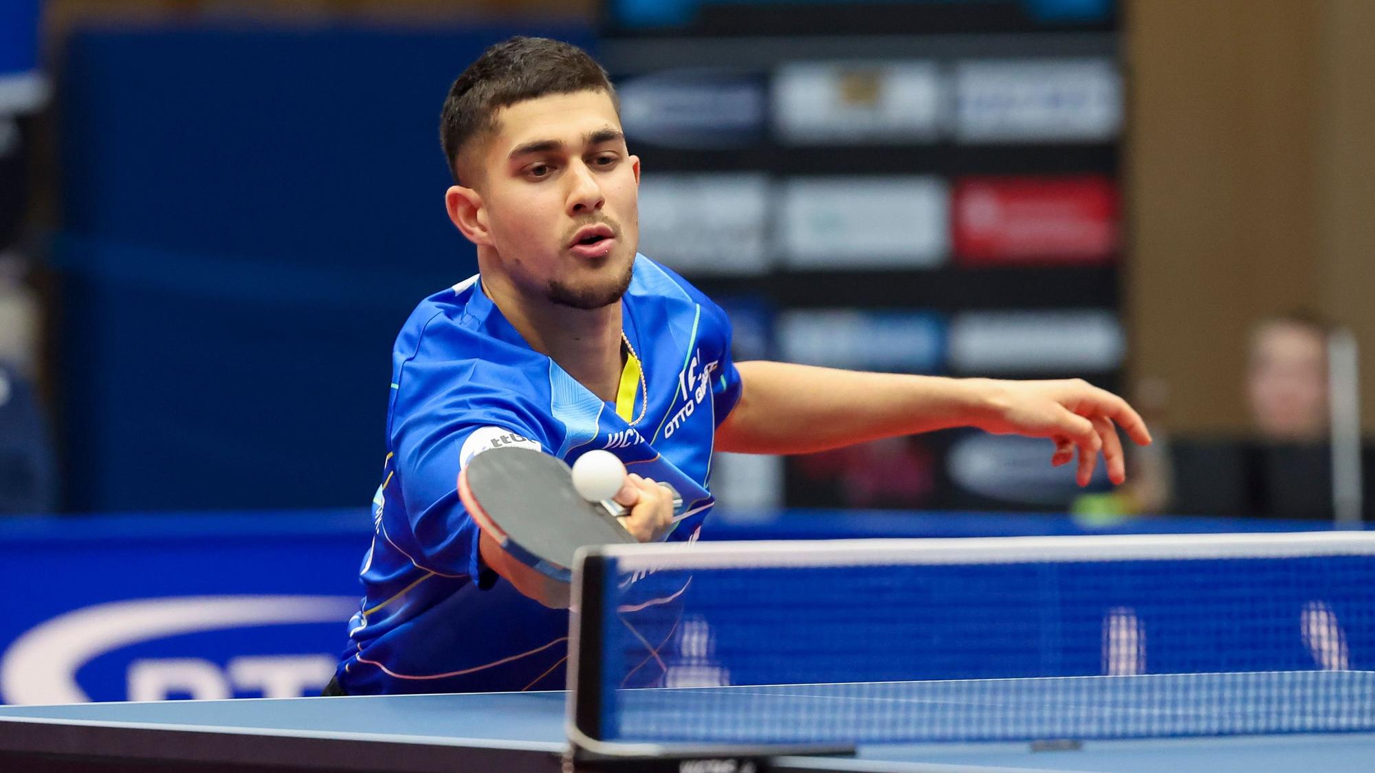 Tischtennis-Spieler Kanak Jha in einer Spielsituation an der Platte.