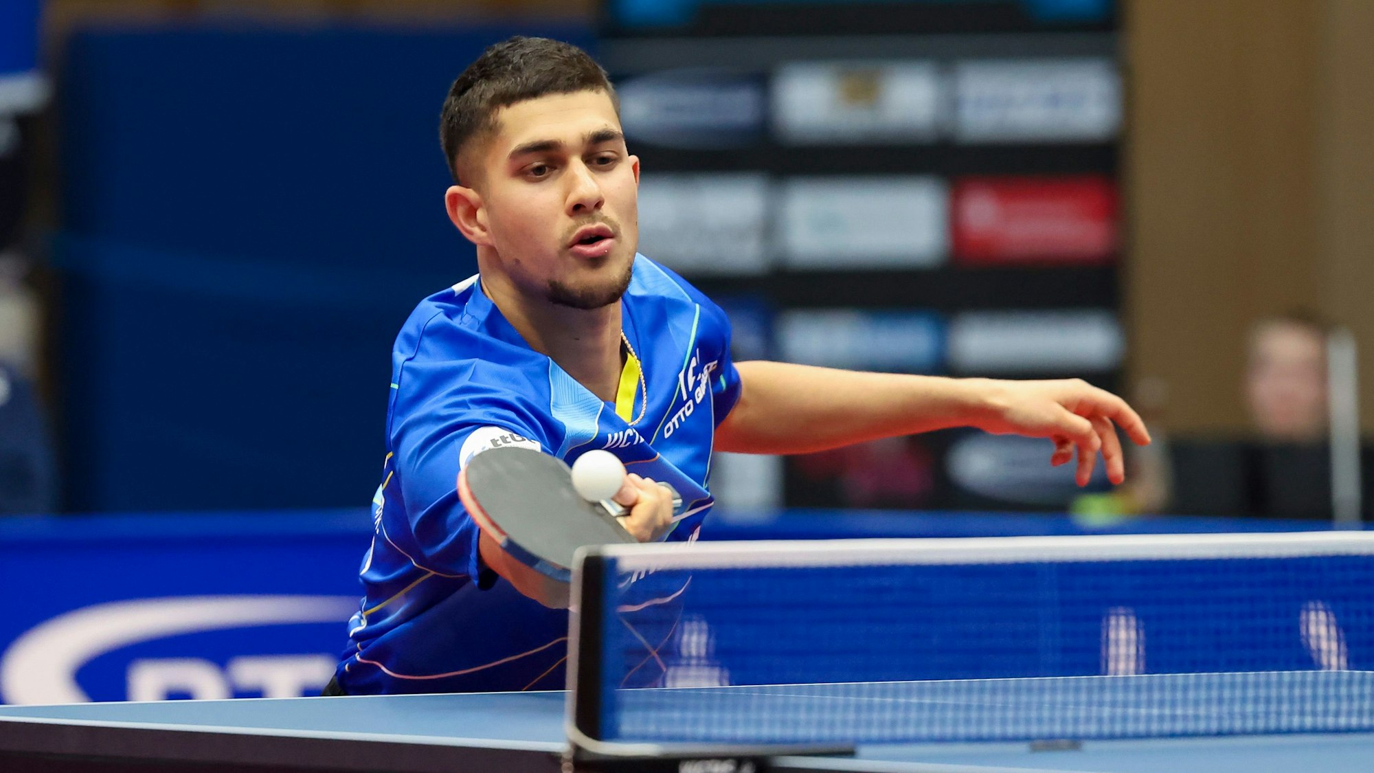 Tischtennis-Spieler Kanak Jha in einer Spielsituation an der Platte.