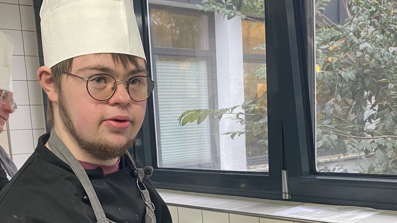Lucas Löffelmann macht eine Ausbildung zum Beikoch in der Küche der Jugendherberge Riehl