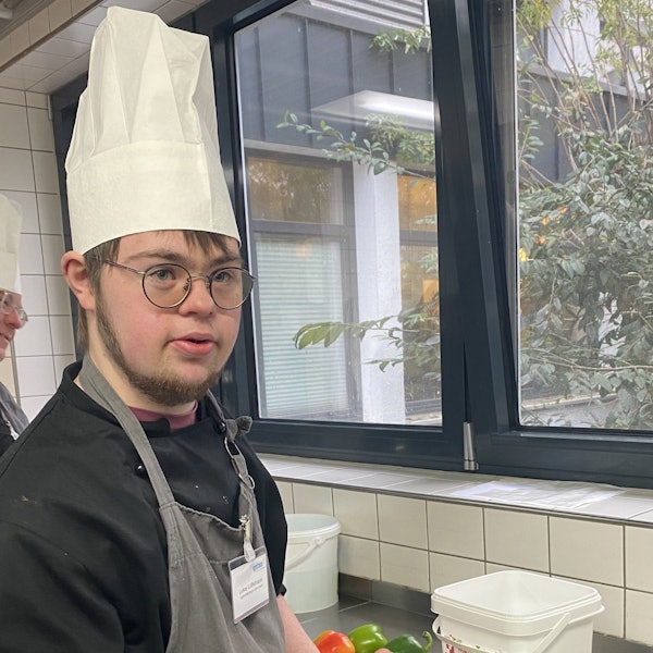 Lucas Löffelmann macht eine Ausbildung zum Beikoch in der Küche der Jugendherberge Riehl