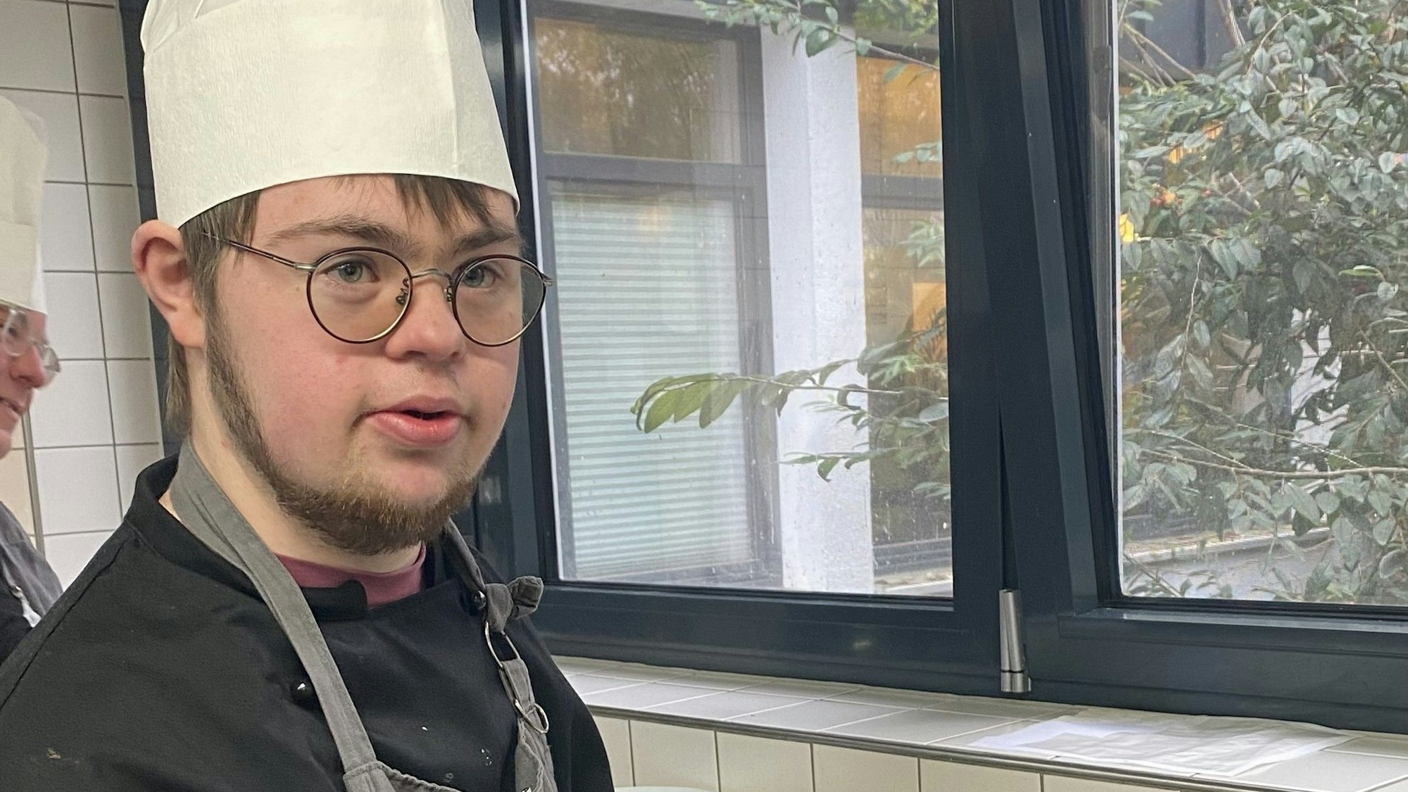 Lucas Löffelmann macht eine Ausbildung zum Beikoch in der Küche der Jugendherberge Riehl