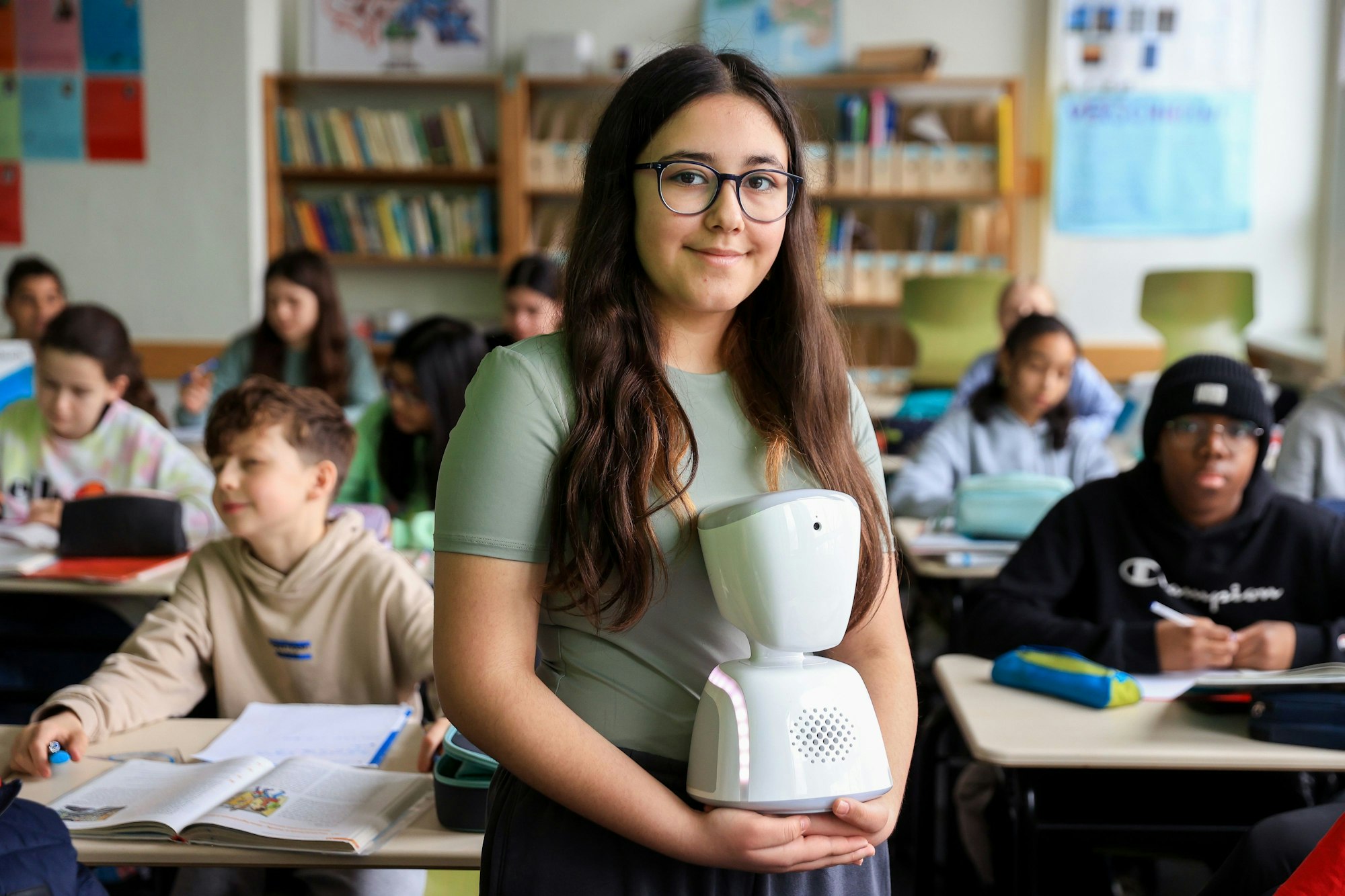 Ein Roboter-Avatar wird im Gymnasium Kreuzgasse genutzt damit ein langzeiterkranktes Kind am Unterricht teilnehmen kann.