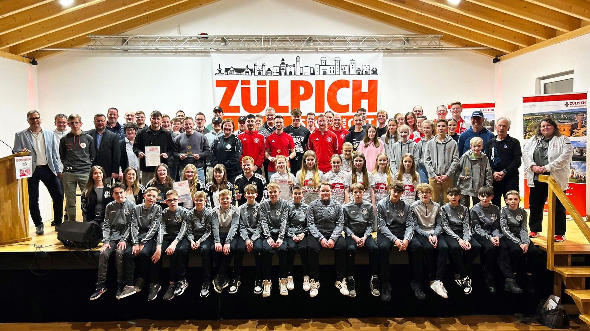 Das Foto zeigt die Sportlerinnen und Sportler auf der Bühne.