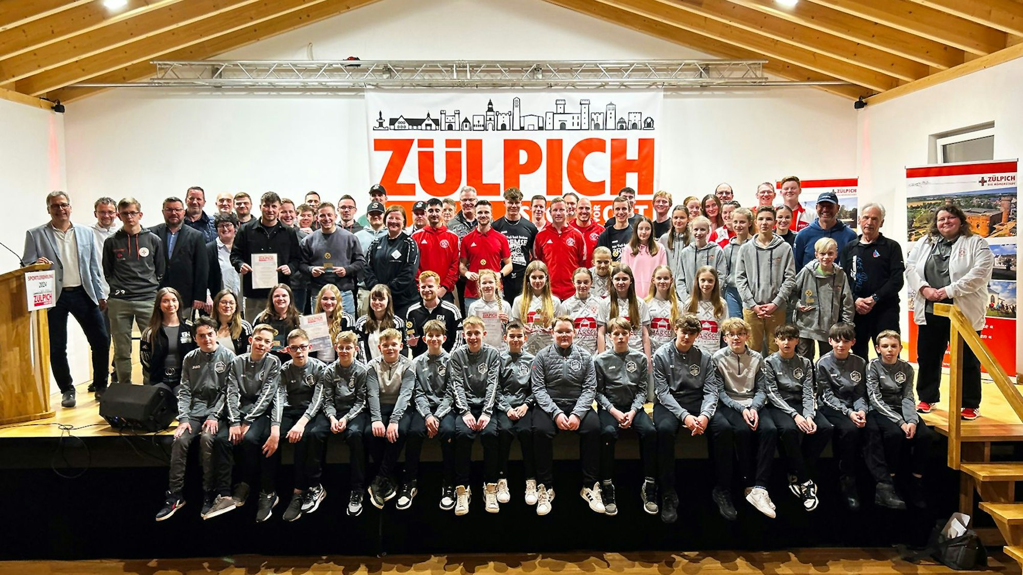 Das Foto zeigt die Sportlerinnen und Sportler auf der Bühne.