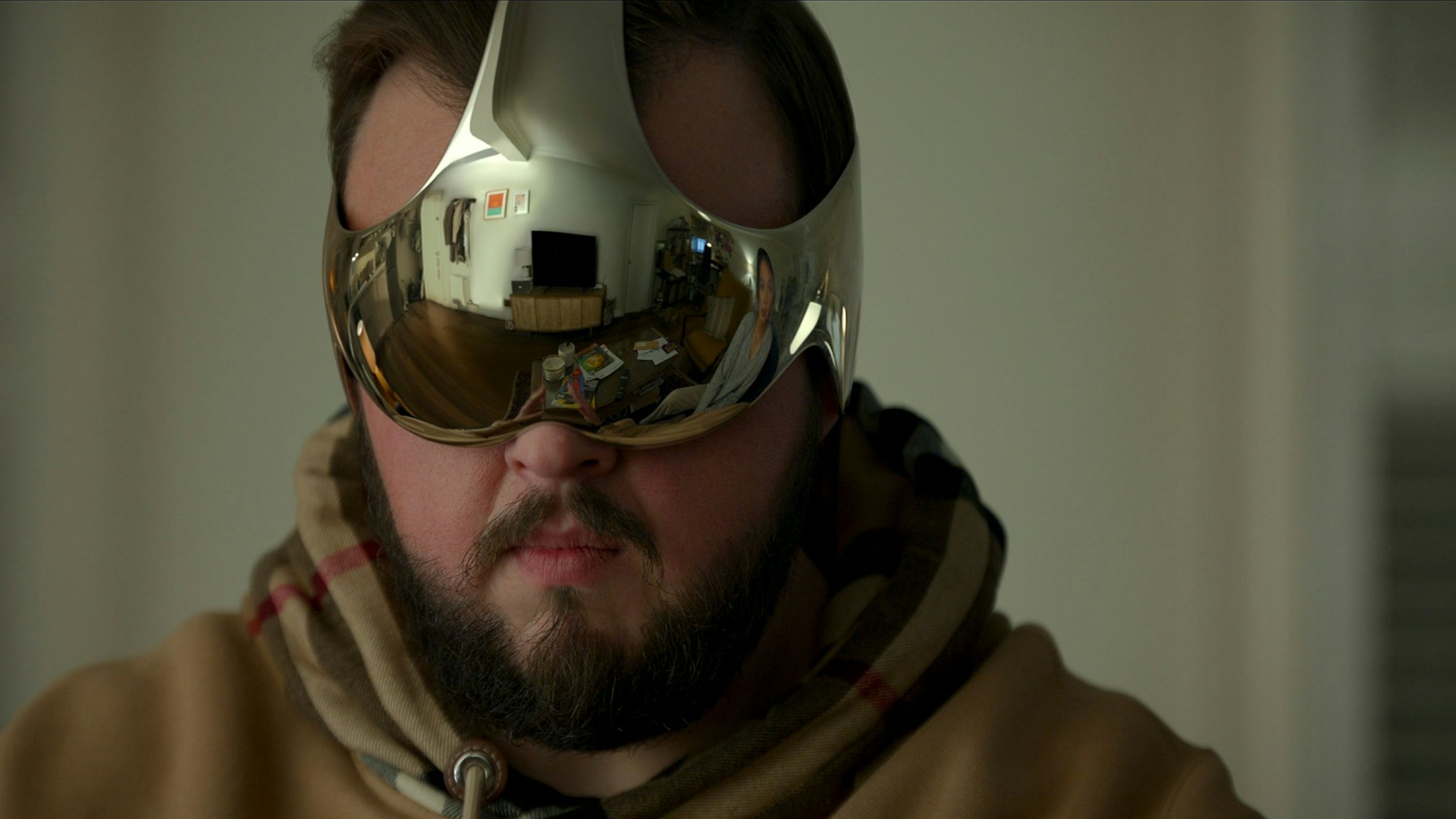 „Game of Thrones“-Darsteller John Bradley als Jack Rooney mit einer futuristischen Brille.
