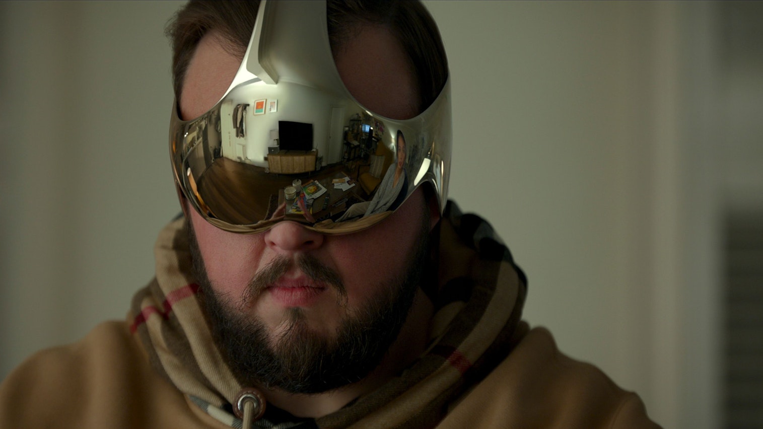 „Game of Thrones“-Darsteller John Bradley als Jack Rooney mit einer futuristischen Brille.