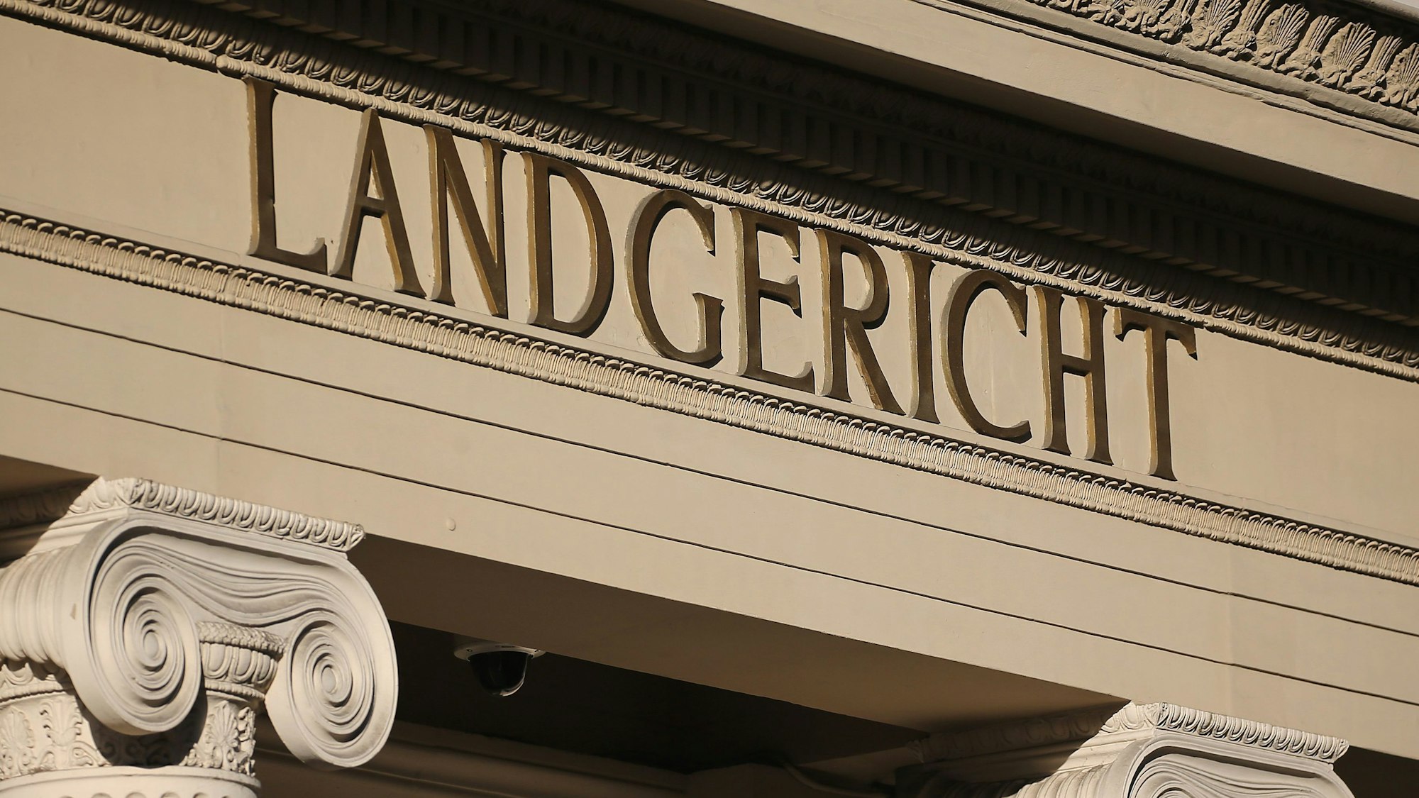 Das Eingangsportal des Bonner Landgerichts