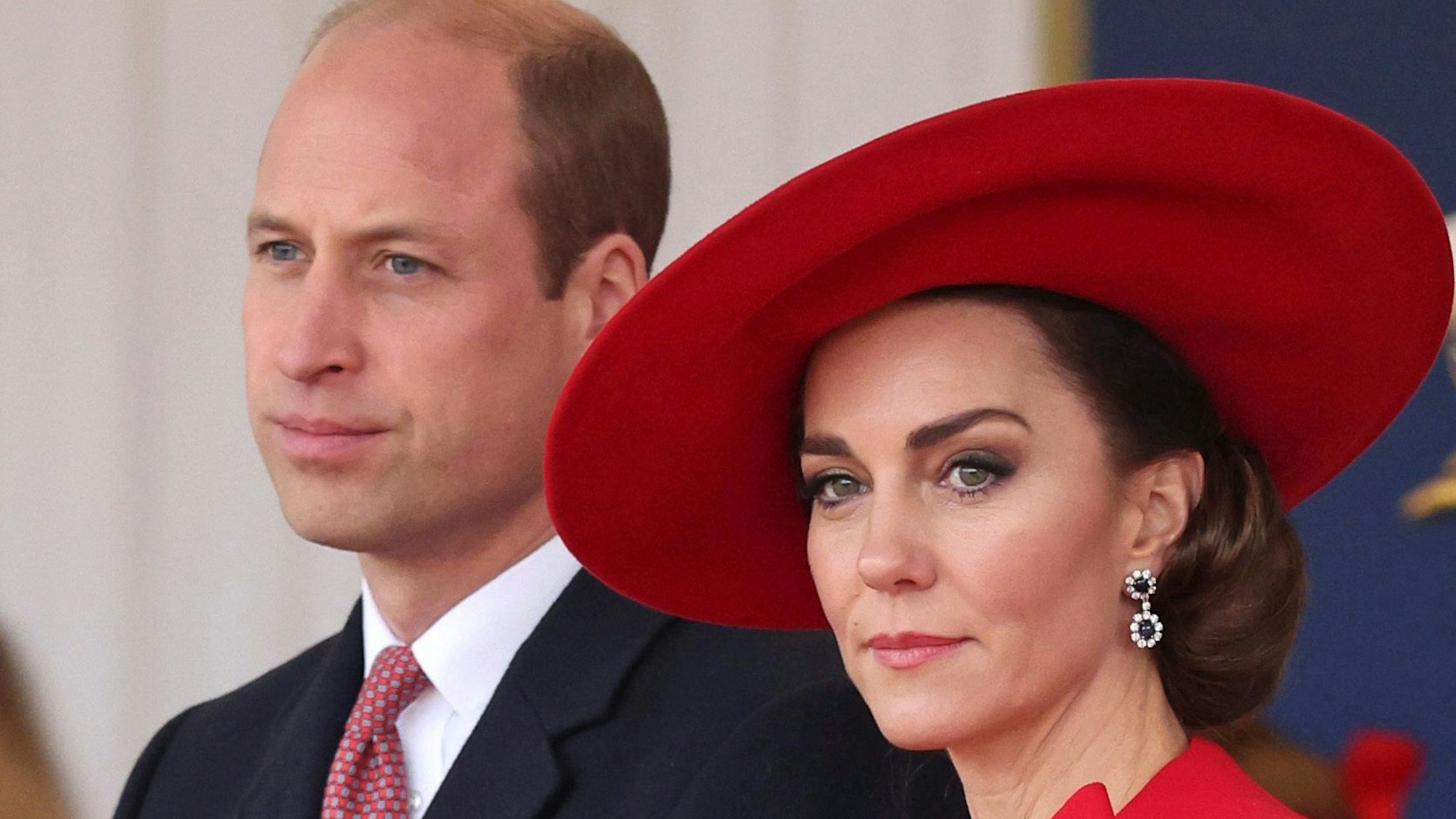 Kate, Prinzessin von Wales, und William, Prinz von Wales, machen keine leichten Zeiten durch. Wie es Kate geht, weiß öffentlich niemand, weil sich das Königshaus nicht eindeutig dazu äußert. Wilde Spekulationen sind die Folge.