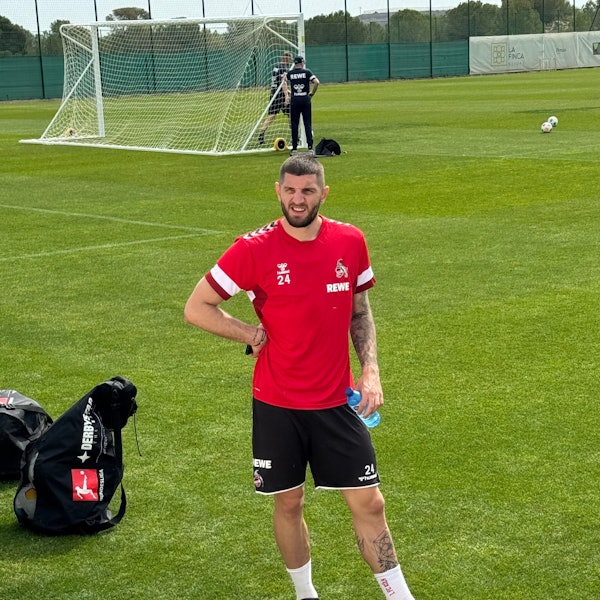 Verteidiger Jeff Chabot vom 1. FC Köln erholt sich nach der Einheit am Mittwoch im Trainingslager in Algorfa.
