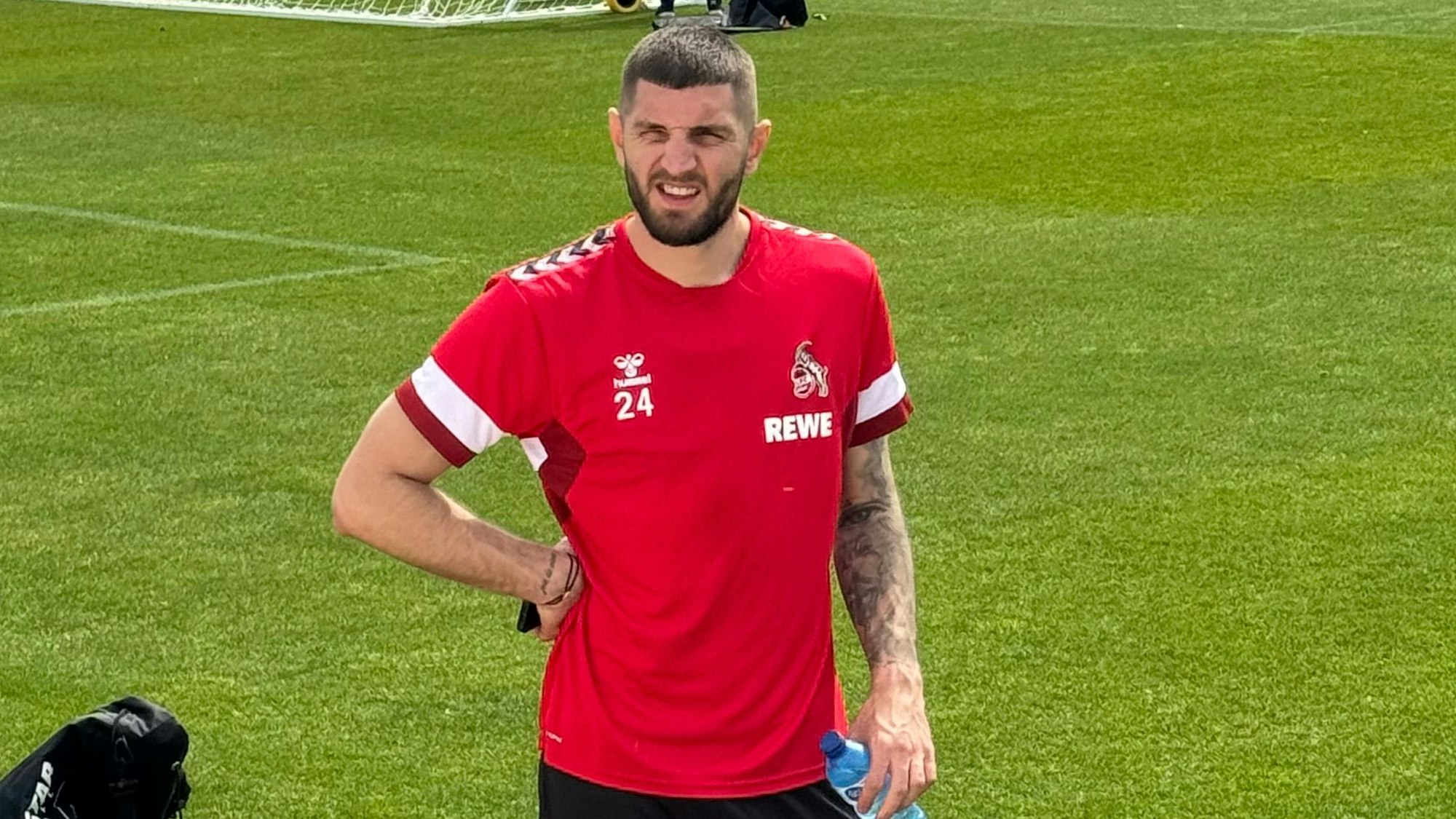 Verteidiger Jeff Chabot vom 1. FC Köln erholt sich nach der Einheit am Mittwoch im Trainingslager in Algorfa.