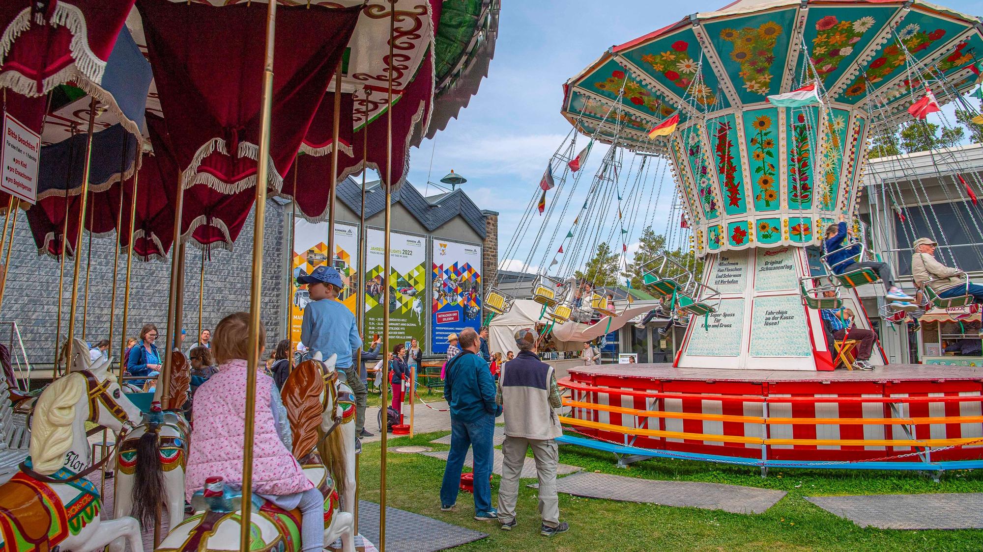 Zwei historische Kinderkarussells drehen sich beim „Jahrmarkt anno dazumal“ im LVR-Freilichtmuseum Kommern.