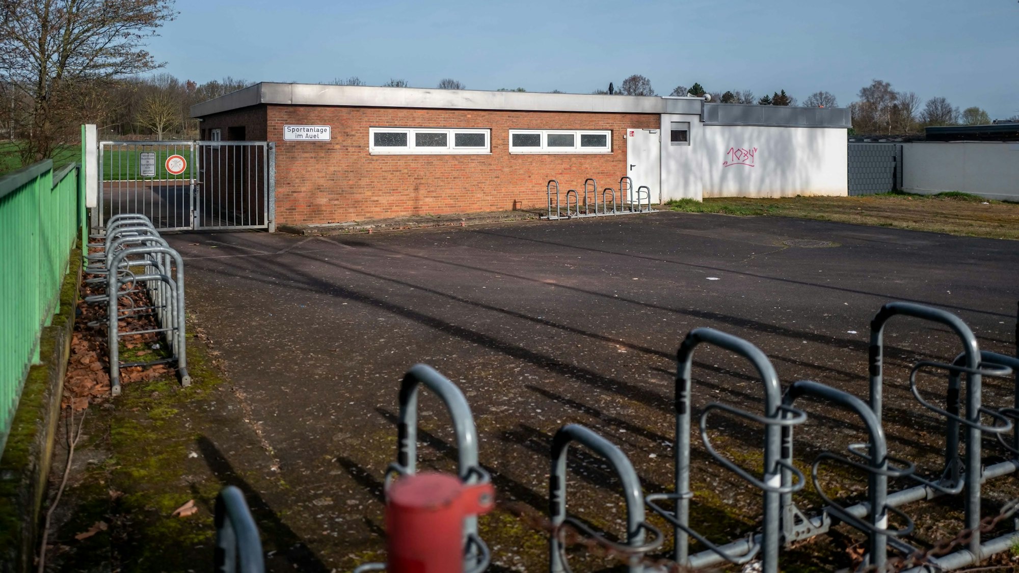 Das Bild zeigt das ehemalige Gebäude im Auel in Euskirchen, in dem unter anderem die Umkleiden untergebracht waren.