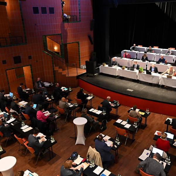 Das Foto zeigt die Sitzung des Gladbacher Stadtrats im Bürgerhaus Bergischer Löwe am Dienstag, 19. März