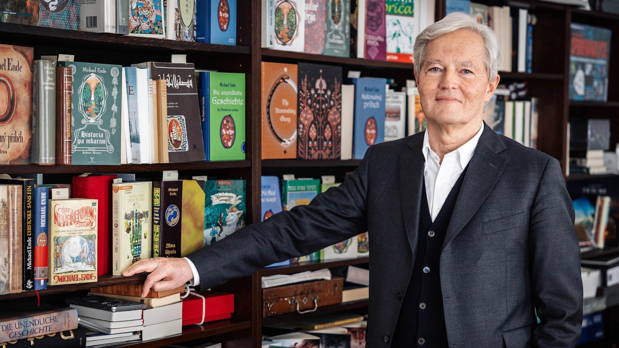 Wolf-Dieter von-Gronau, Testamentsvollstrecker von Schriftsteller Michael Ende, steht vor einem Bücherregal. 40 Jahre, nachdem Petersens Version in die Kinos gekommen ist, wird eine neue Verfilmung von Endes Roman «Die unendliche Geschichte» geplant.