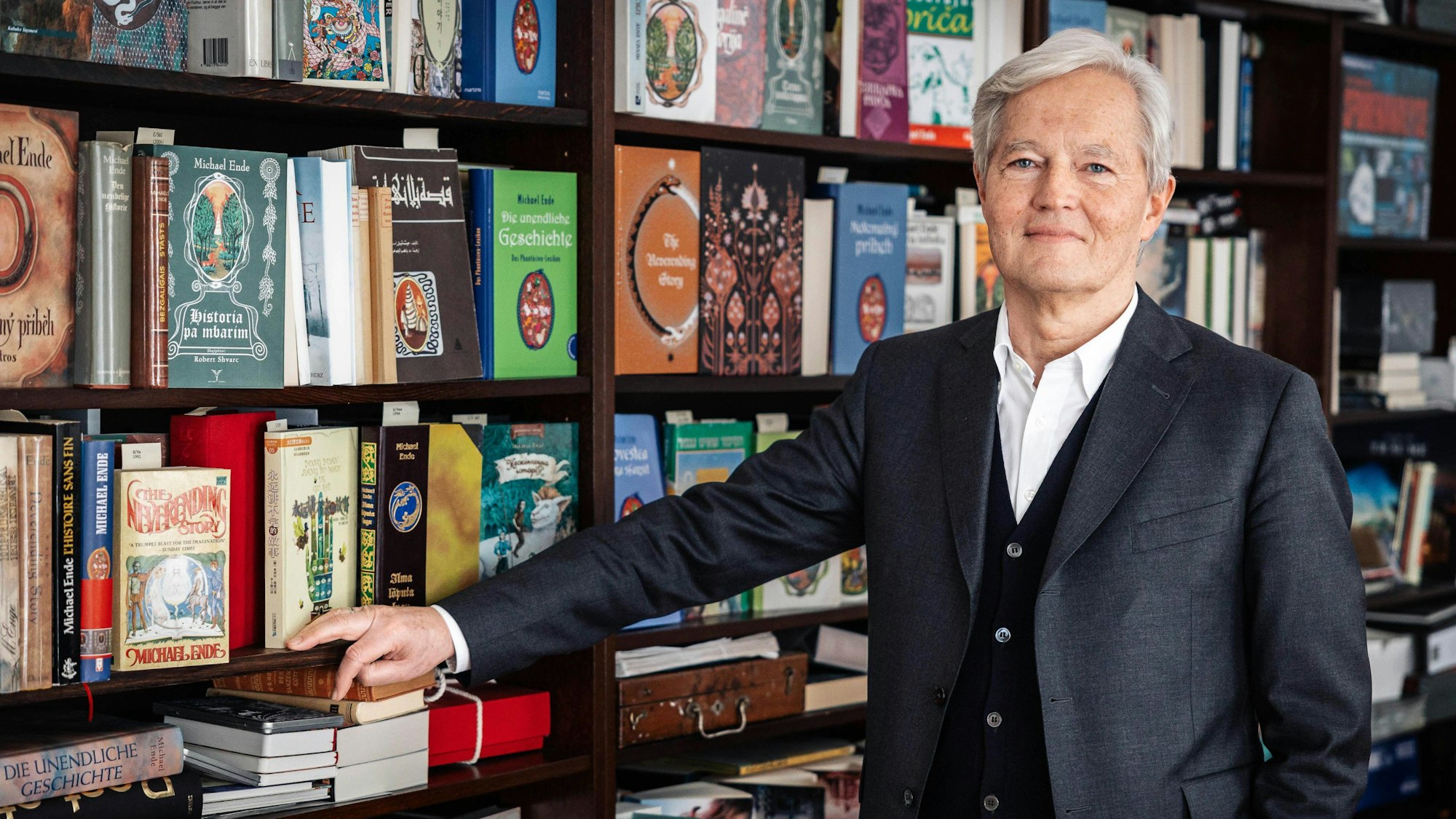 Wolf-Dieter von-Gronau, Testamentsvollstrecker von Schriftsteller Michael Ende, steht vor einem Bücherregal. 40 Jahre, nachdem Petersens Version in die Kinos gekommen ist, wird eine neue Verfilmung von Endes Roman «Die unendliche Geschichte» geplant.