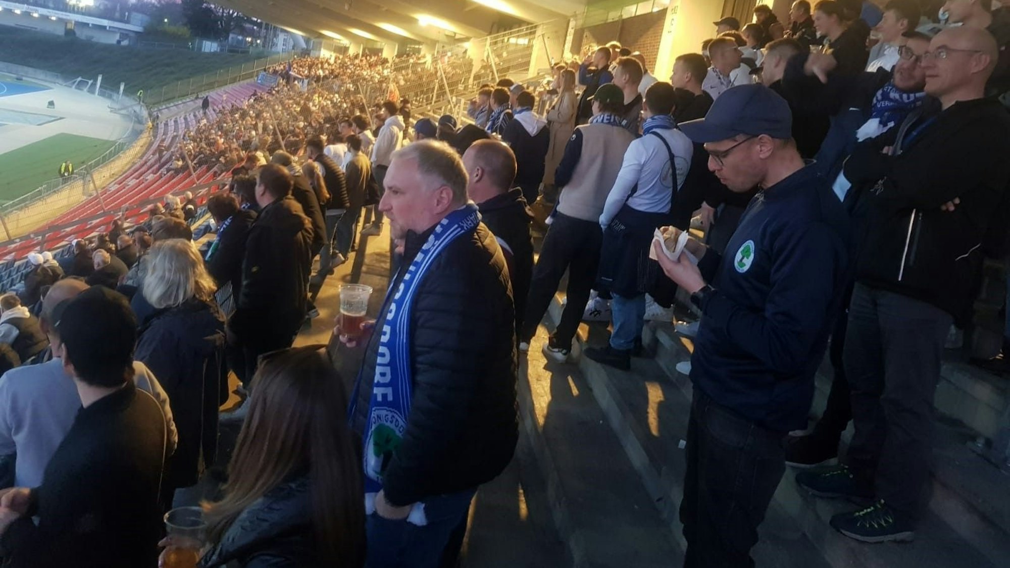 Auf dem Foto sind Fans aus Königsdorf auf der Tribüne zu sehen.