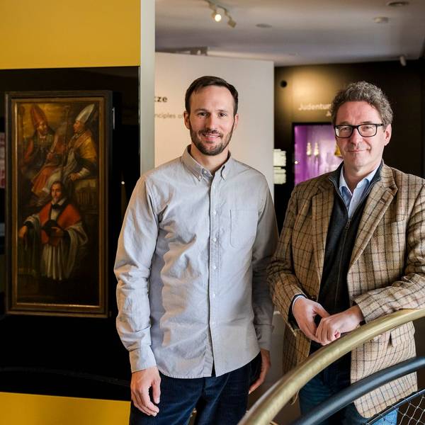 Direktor Matthias Hamann (r.) und Kurator Sascha Pries stehen in den neuen Räumlichkeiten des Stadtmuseums.