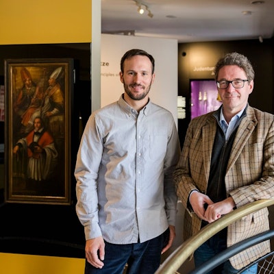 Direktor Matthias Hamann (r.) und Kurator Sascha Pries stehen in den neuen Räumlichkeiten des Stadtmuseums.