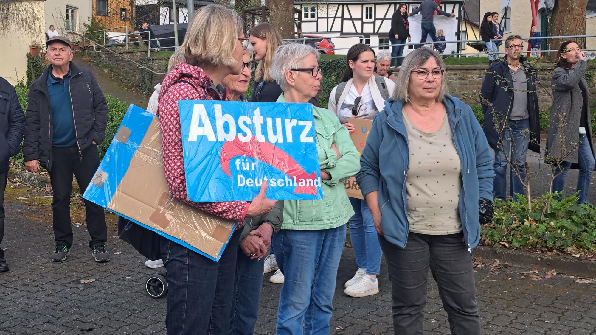 Bei der Demonstration in Windeck zeigt eine Teilnehmerin ein Plakat gegen die AfD.