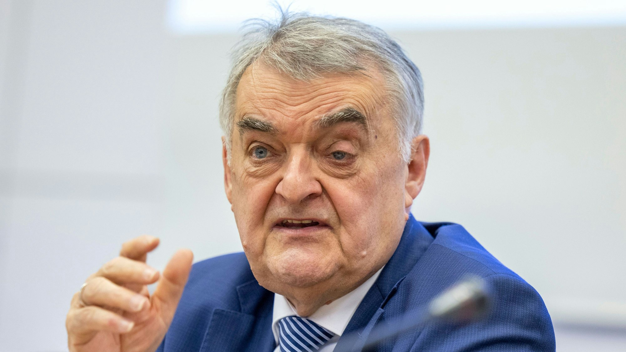 ARCHIV Herbert Reul (CDU), Innenminister von Nordrhein-Westfalen, spricht während einer Pressekonferenz.