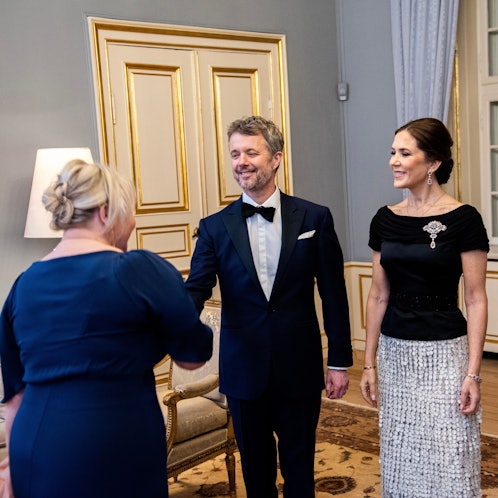 König Frederik und Königin Mary von Dänemark begrüßen die Gäste des Staatsratsdinners.