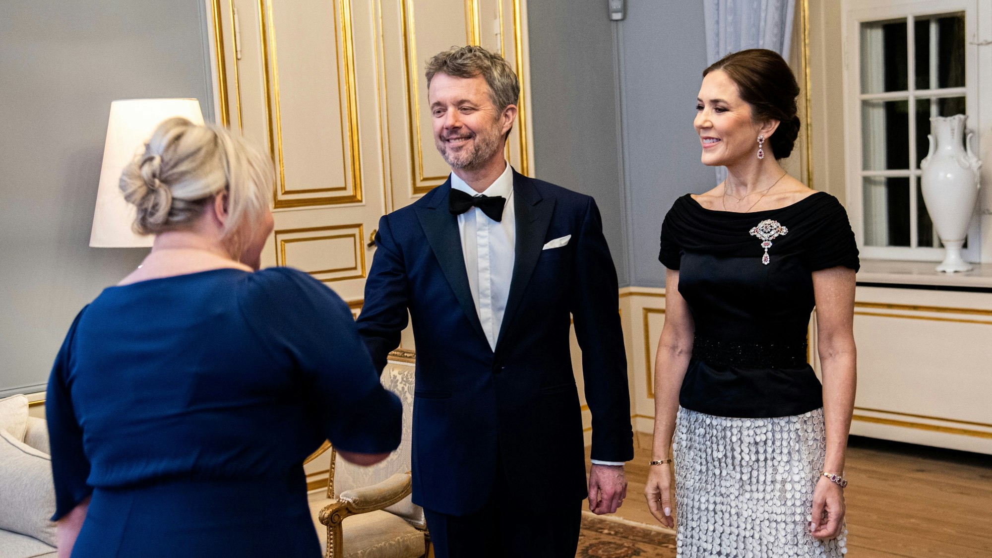 König Frederik und Königin Mary von Dänemark begrüßen die Gäste des Staatsratsdinners.