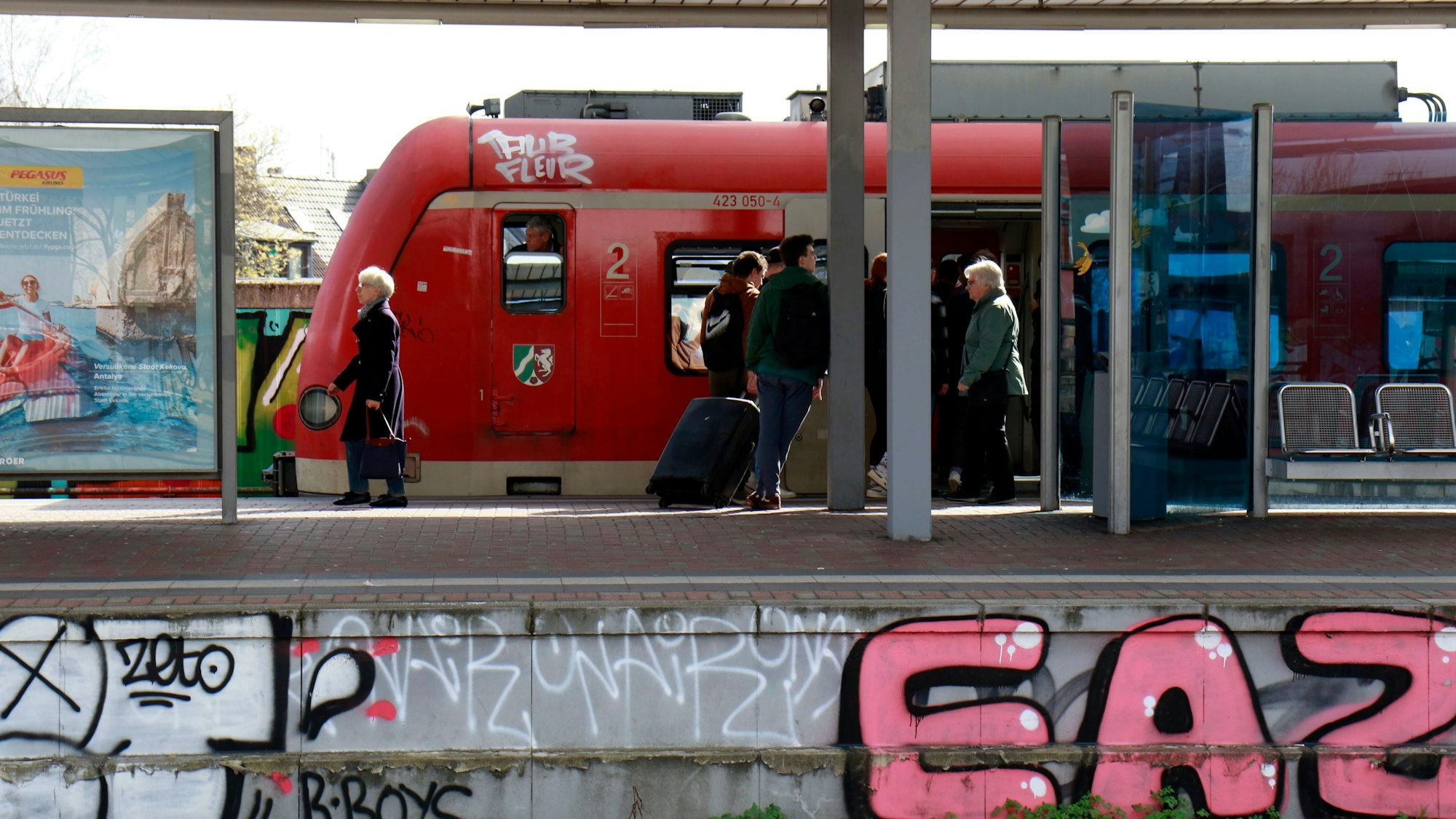 18.03.2024, Köln: Der Bahnhof Ehrenfeld der Deutschen Bahn ist Schlusslicht in einem Qulitätsranking des Zweckverbands go.Rheinland. Bemängelt wurden hier vor allem der Vandalismus und wilde Graffitis. Foto: Arton Krasniqi