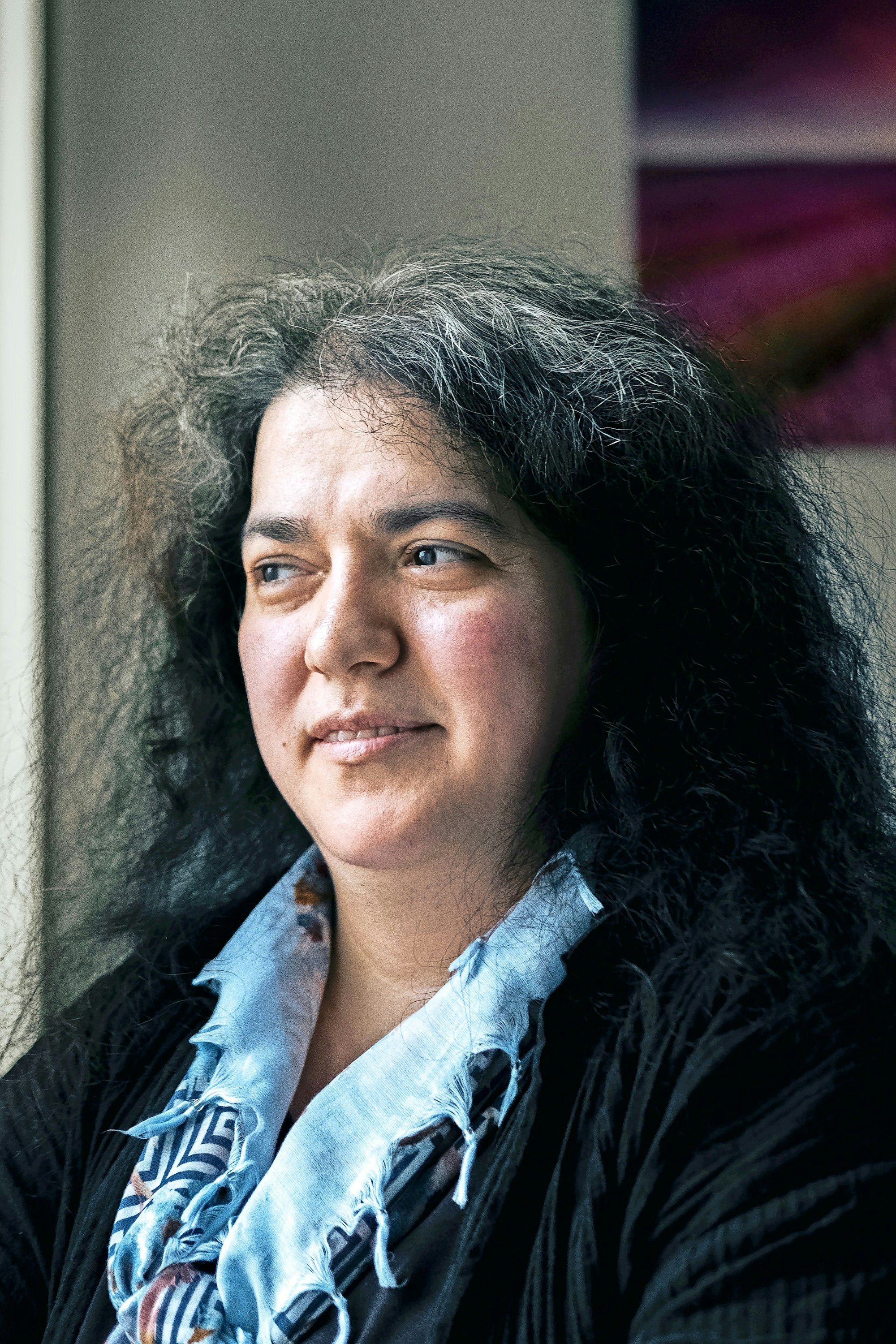 Fatma Edeer-Cetin an ihrem Arbeitsplatz im Gemeinschaftsbüro des Jobcebters Kassel.
