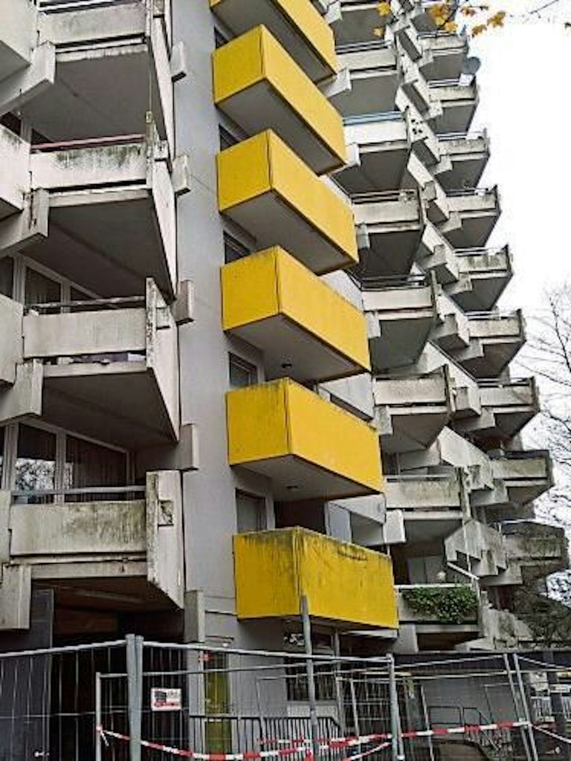 Dreckige Hausfassade mit Bauzaun