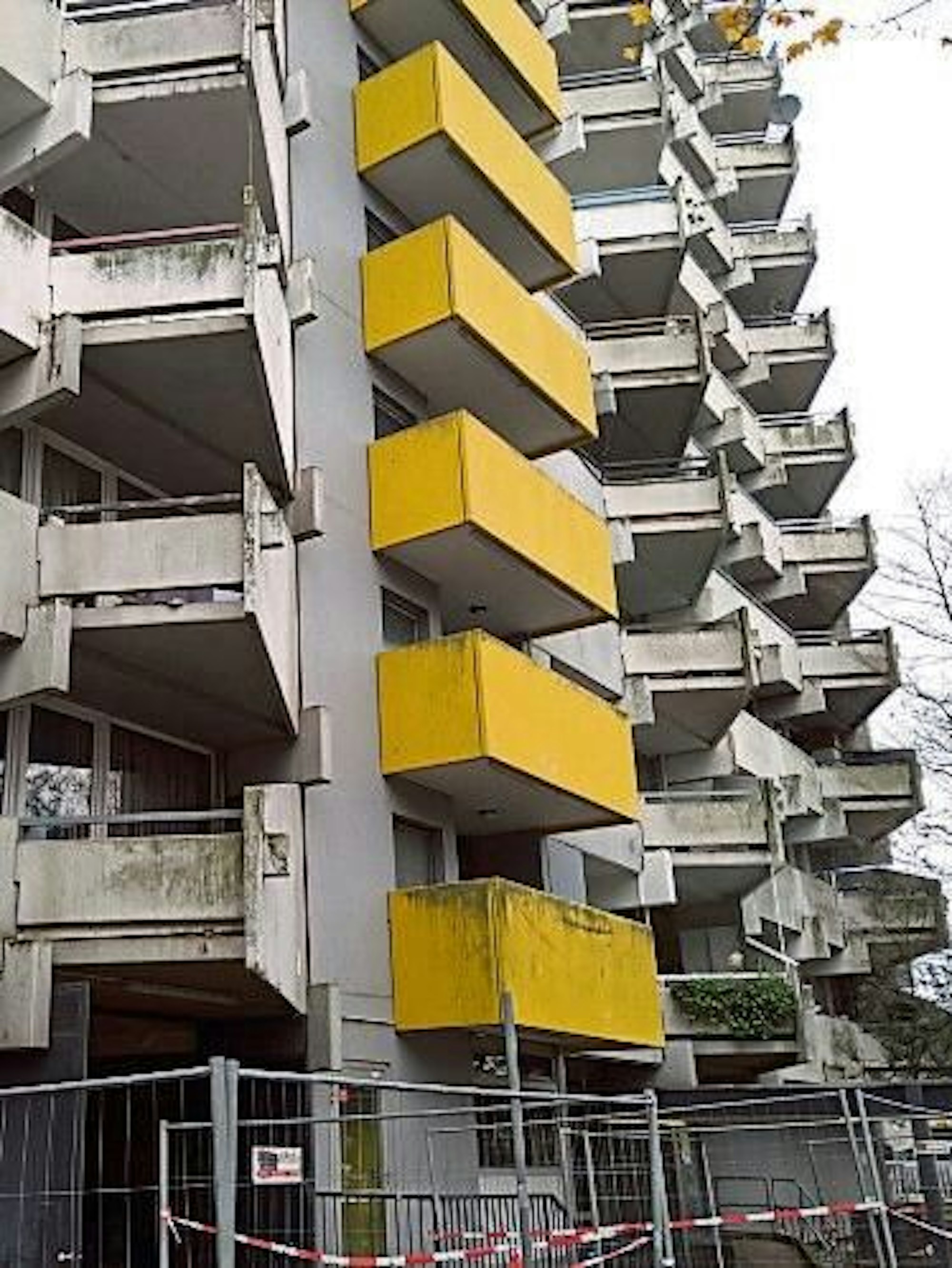 Dreckige Hausfassade mit Bauzaun