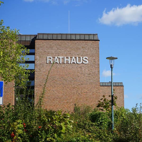 Auf dem Foto ist das Kerpener Rathaus zu sehen.