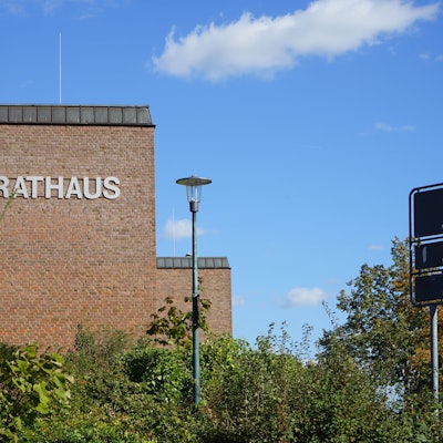 Zu sehen ist ein Gebäude aus Backstein vor blauem Himmel.